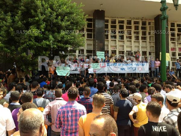 وقفة لطلبة الدبلومات أمام التعليم العالي