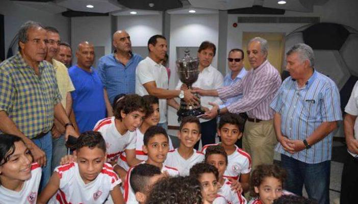 وفد الزمالك يسلم كأس مصر للجبلاية