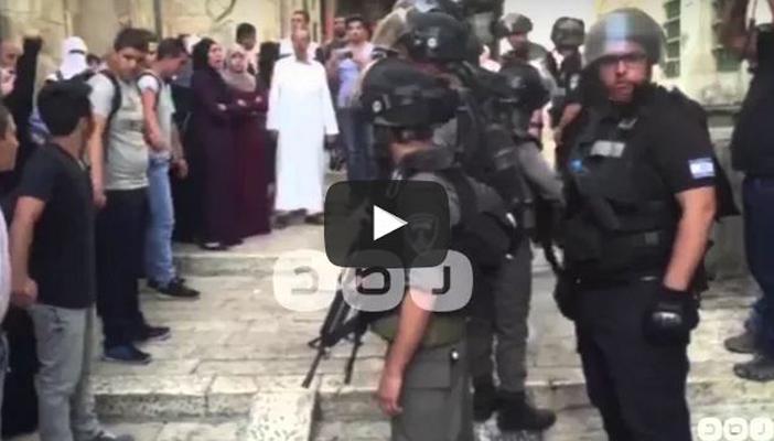 خاص لـ”رصد”.. بالفيديو.. لحظة اقتحام المسجد الأقصى ودفاع المرابطين