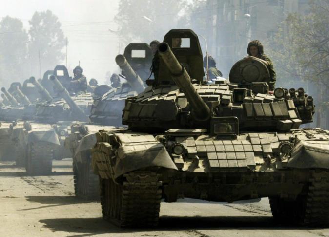 بالصور.. دبابات وجنود لروسيا في مطار بسوريا لدعم الأسد