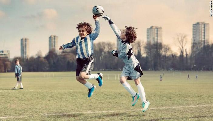 بالصور.. مصور يلتقط ألبوم صور لأطفال يعيدون تمثيل أشهر أخطاء كرة القدم