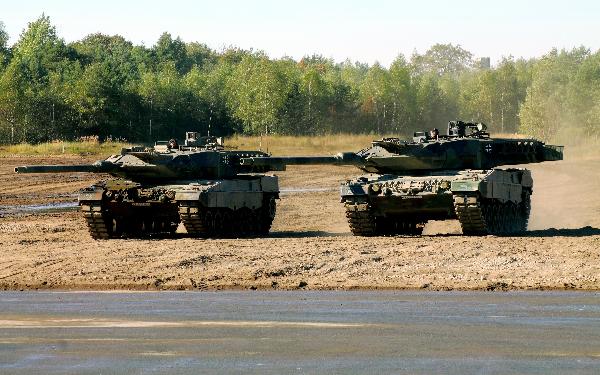 دبابات ألمانية وعقوبات أمريكية  لصد “الدب الروسي” عن أوكرانيا