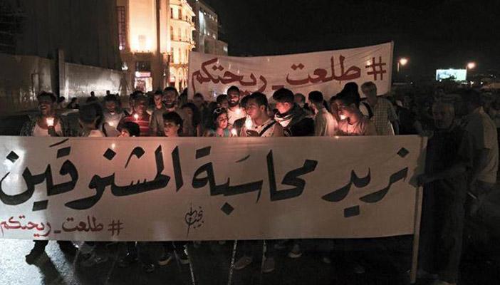 بالصور.. مسيرة بالشموع تضامنًا مع المضربين اللبنانيين عن الطعام