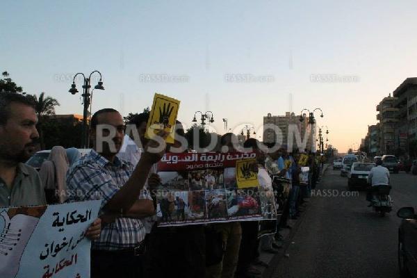بالصور..سلسله بشرية لرفض الانقلاب غرب الاسكندرية