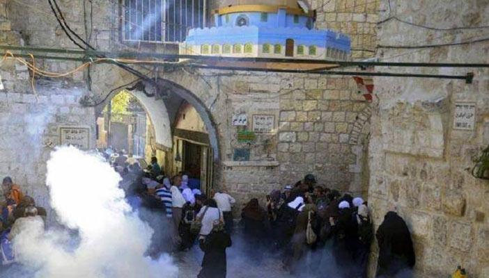 لليوم الثالث.. مواجهات بين الفلسطينيين وشرطة الاحتلال في المسجد الأقصى