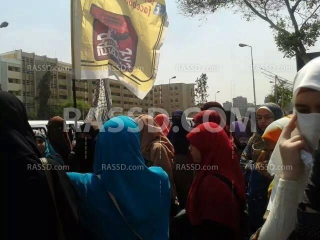 طالبات الأزهر تتظاهرن اعتراضًا على تأجيل الدراسة