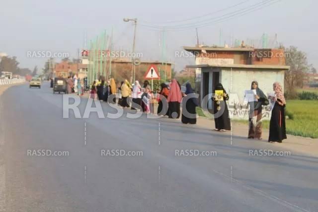 سلسلة بشرية لـ”نساء ضد الانقلاب” بالشرقية