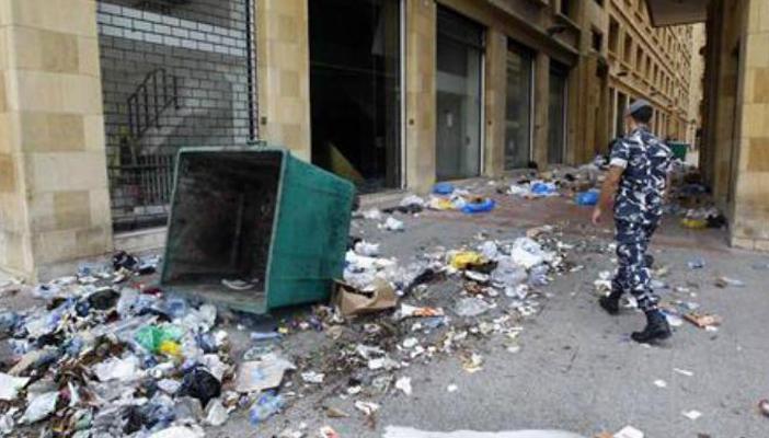 بالفيديو والصور.. ناشطون يغلقون مداخل وزارة البيئة اللبنانية بالنفايات