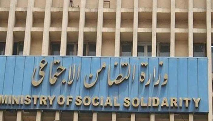 “فيس بوك” يسخر من قرار تكليف الإناث والشباب بأداء الخدمة العامة