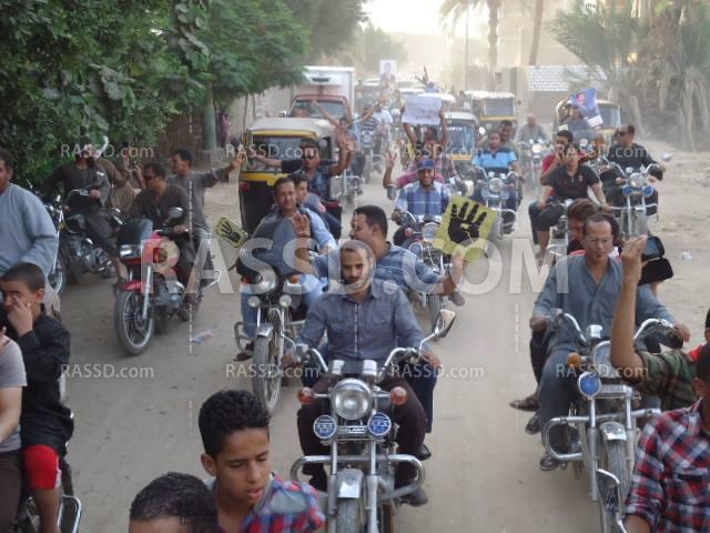 مسيرة بالدراجات النارية تجوب قرى طما رفضا للإنقلاب