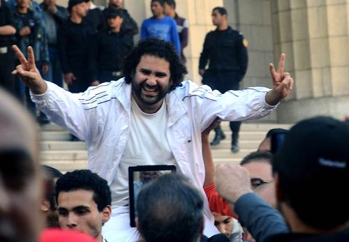 سياسيون: الإفراج عن “علاء” توصية أمريكية ورضوخ لكيري