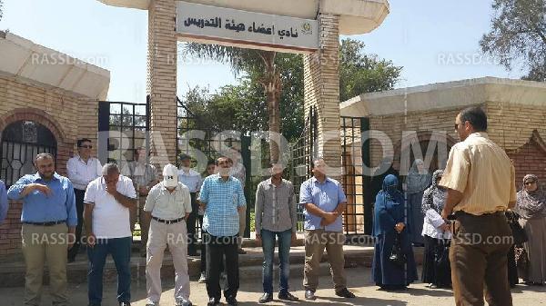 وقفة لأعضاء هئية التدريس بجامعة المنصورة للإفراج عن زملائهم