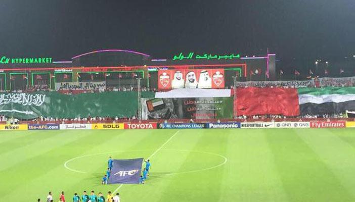 بالصور.. علما السعودية والإمارات يزينان مباراة أهلي دبي ونفط طهران