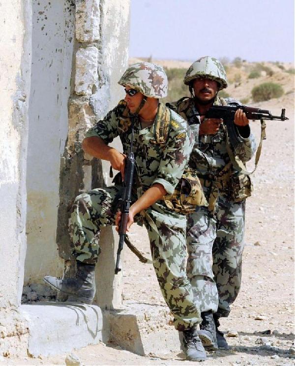 فيديو:تعذيب ضباط لبعض الجنود والسخرية منهم