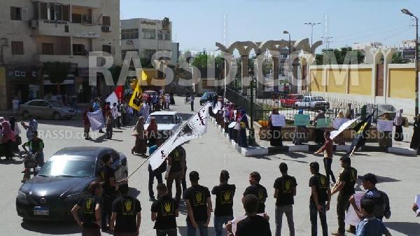 سلسلة بشرية لطلاب ضد الانقلاب أمام جامعة الفيوم