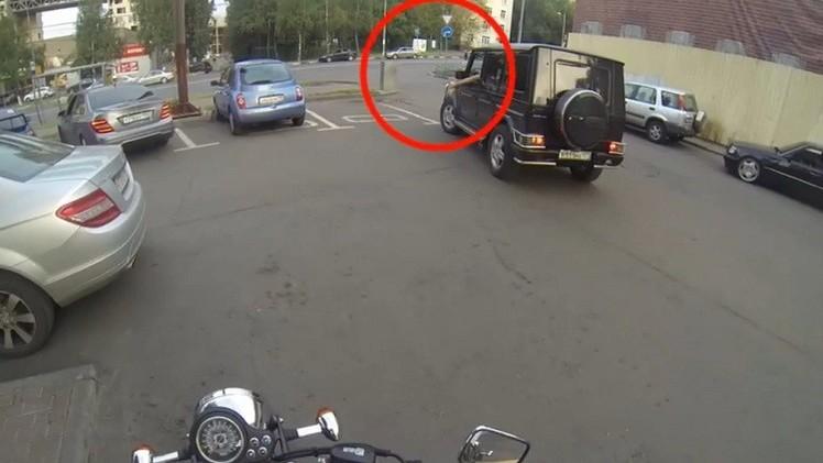 فيديو | فتاة تعاقب من يرمي القذورات في الشارع