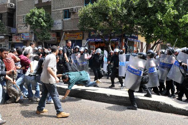 بالفيديو:أمن الانقلاب يعتدي بالضرب المبرح على مواطنين كرداسة