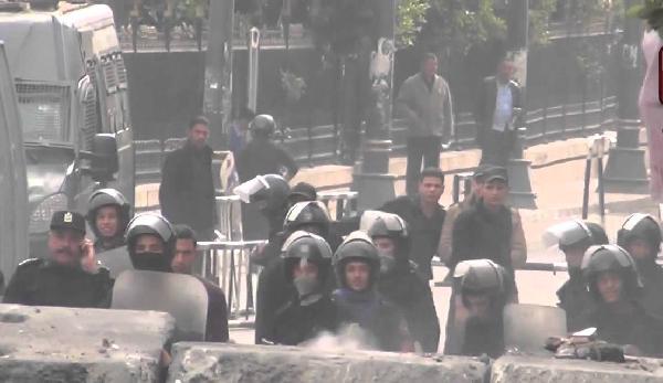 قوات الشرطة تصيب11من متقدمي الوظائف بأسوان بالخرطوش