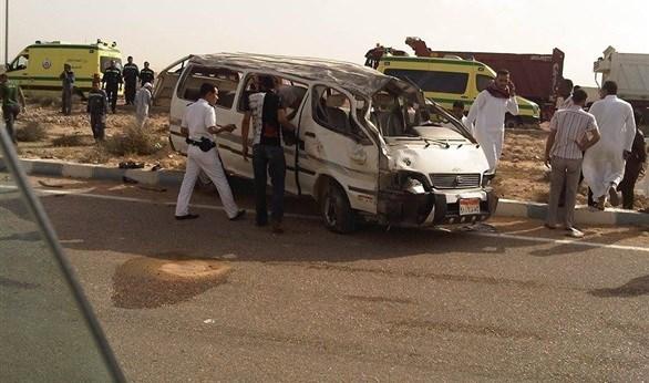 مصرع وإصابة 11 في انقلاب سيارة بطريق قنا الأقصر