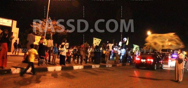 سلسلة بشرية لرافضي الانقلاب بأسوان