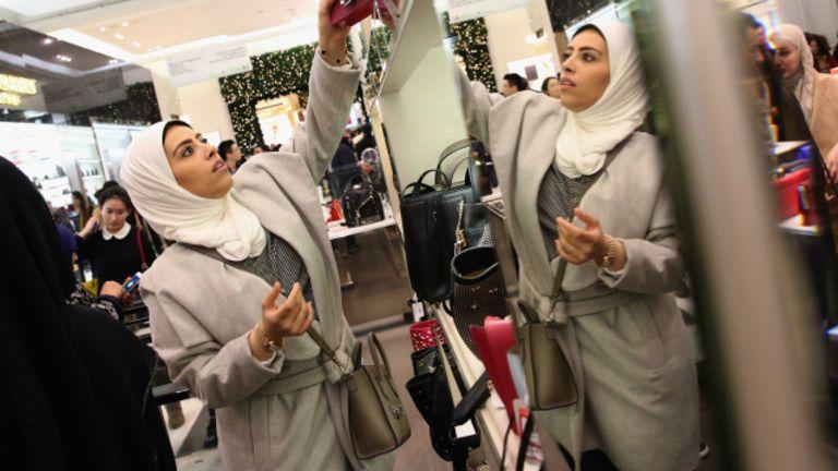 التايمز: الخليجيون يحجزون غرفًا في فنادق مانشستر من أجل مشترواتهم