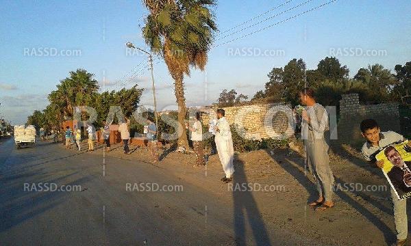 سلسلة بشرية بقرية الطوابرة بالمنزلة تنديدًا بغلاء الأسعار