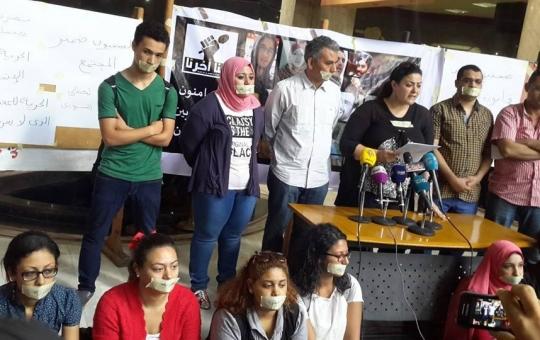 “صحفيون ضد قانون التظاهر” تبدأ حملة توقيعات لإسقاطه