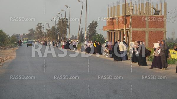 سلسلة بشرية مطالبة بعودة مرسي في مسقط رأسه بالشرقية