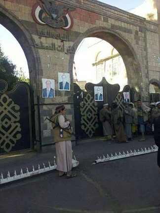 صور | سيطرة جماعة الحوثي على مبنى الدفاع اليمني