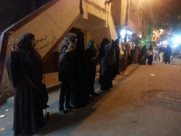 سلسلة بشرية لـ”نساء ضد الانقلاب” في المنيا