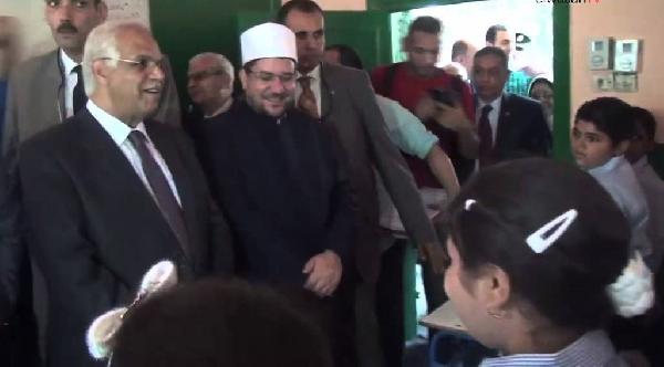 فيديو| محافظ القاهرة لطالب بمدرسة :ولع النور.. والطالب: قاطع