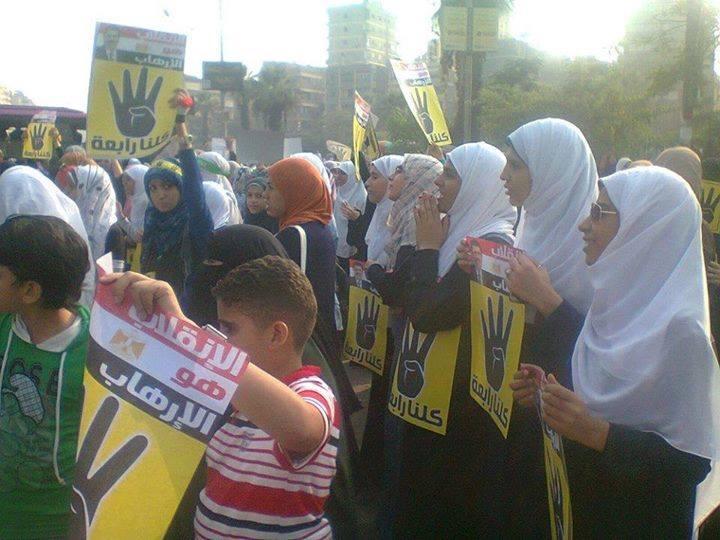 طالبات يتظاهرون ضد الانقلاب بميدان الألف مسكن