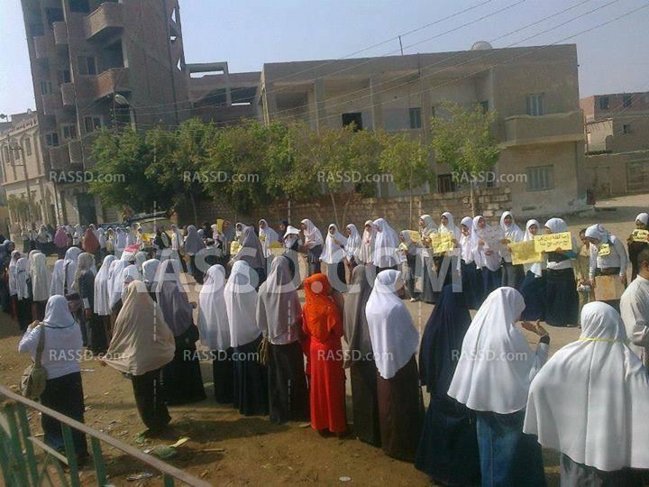 وقفة وسلسلة بشرية لطلبة المعهد الأزهري بالفيوم ضد الانقلاب