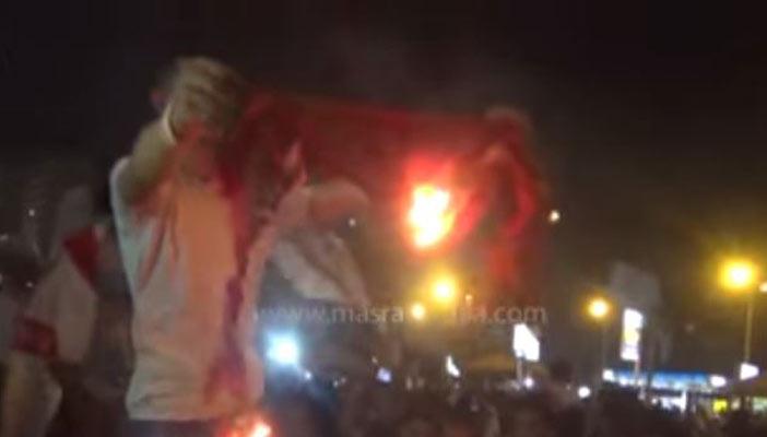 بالفيديو.. جماهير الزمالك تحتفل بحرق علم الأهلي