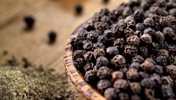 يحرق الدهون.. مضاد للاكتئاب.. تعرف على فوائد الفلفل الأسود