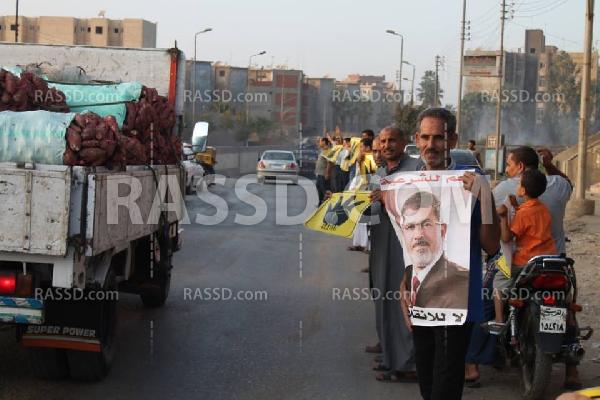 سلسلة بشرية على الطريق مصر-إسكندرية بقرية الدلجمون