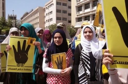 سلاسل لطالبات الأزهر رفضا للممارسات التعسفية لإدارة الجامعة