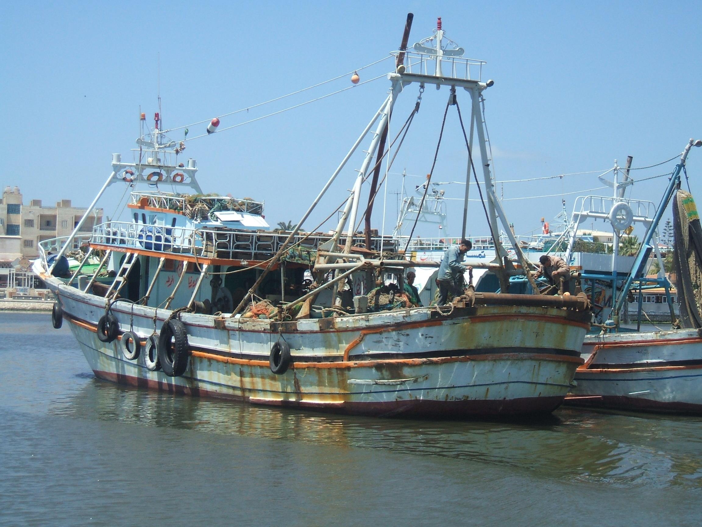 “لانشا” استغاثة ينقذان 35 صيادًا من الغرق بالبحر الأحمر