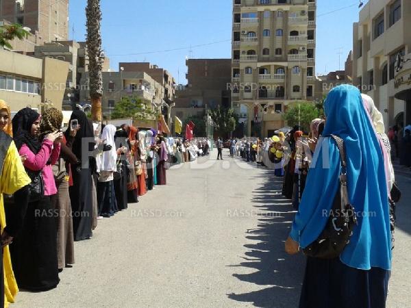 صور..سلاسل بشرية لطلاب جامعة الفيوم رفضا للانقلاب