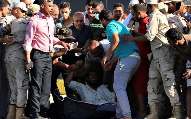 بعد تجاهل نظام السيسي.. الشعب يعلن الحداد على ضحايا مركب الهجرة