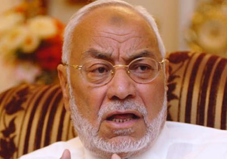 مصادر بـ «الإخوان»: احتمال نقل عاكف لمستشفى خارج طرة