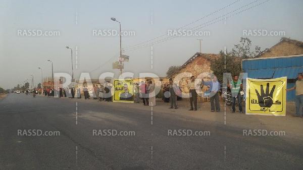 سلسلة بشرية في مسقط رأس “مرسي” تطالب بعودته