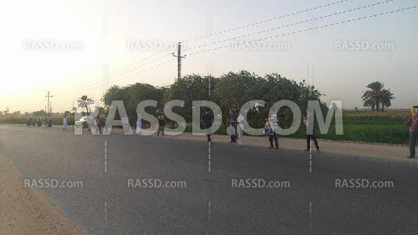 سلسلة بشرية بـ”المنيا” تنديدا بالأوضاع الاقتصادية