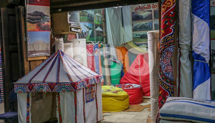 “الخيامية” صناعة تهددها الانقراض والإهمال بعد ركود السياح