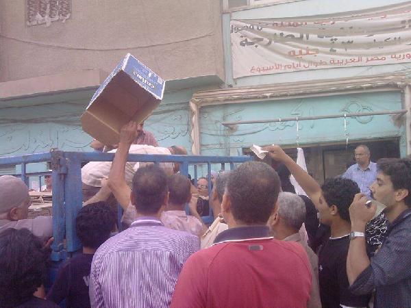 معركة للحصول على التموين بالمحلة..ومؤيدو الانقلاب “على قلبنا عسل”