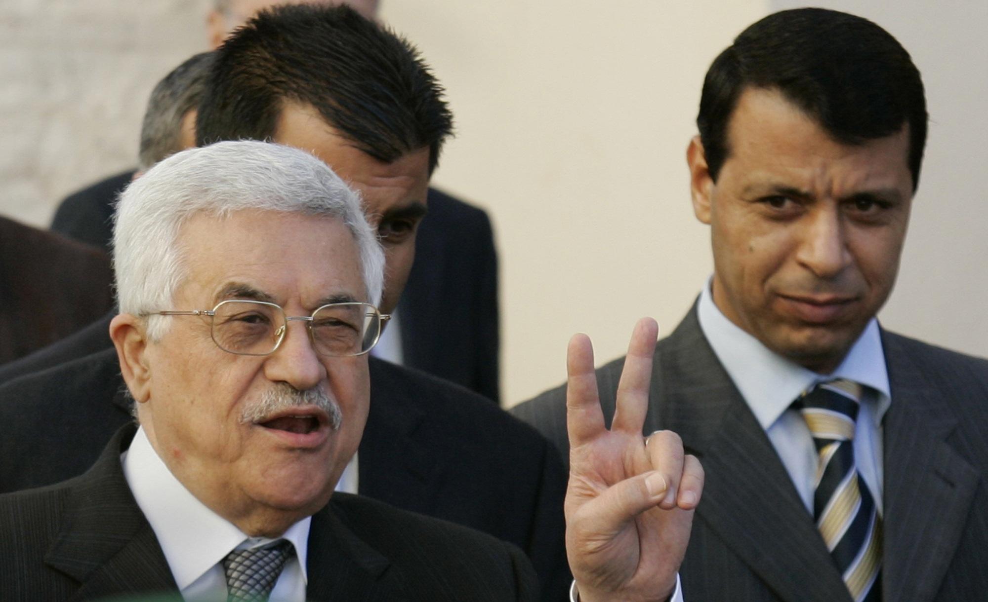 تفاصل تسريب مكالمة بين ضابط مخابرات مصري ودحلان يهزأون بالرئيس عباس