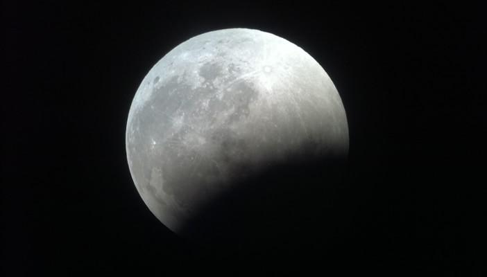 خسوف القمر.. عودة الحجاج.. انسحاب النور.. أبرز العناوين