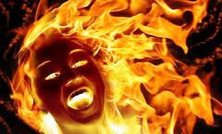 سيدة تشعل النار في نفسها بعد رفض زوجها اصطحابها لزيارة قبر والدها