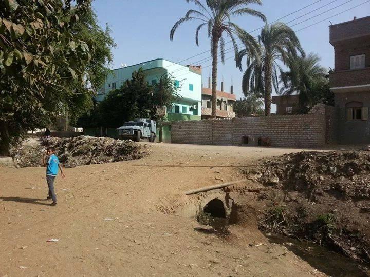 اقتحام قرية بأسيوط وتحطيم أثاث عدة منازل واعتقال طفل