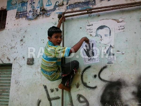 بالصور..أطفال تحارب الانقلاب بالألوان على الجدران